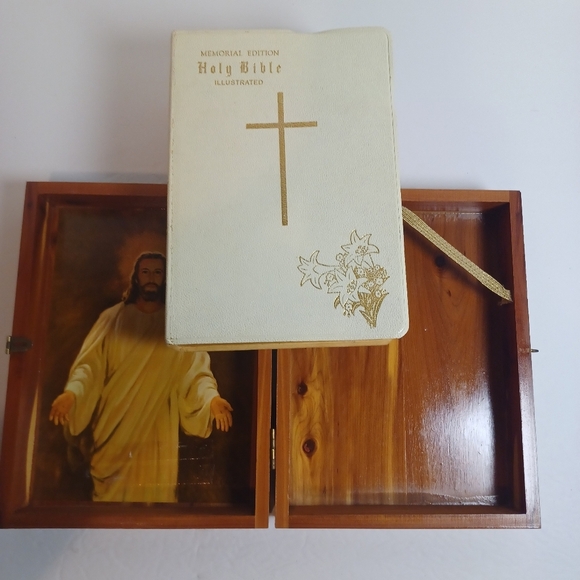 Holy Bible Illustrated Memorial Edition - New Catholic Version - Wooden Box 1961 - Picture 7 of 7